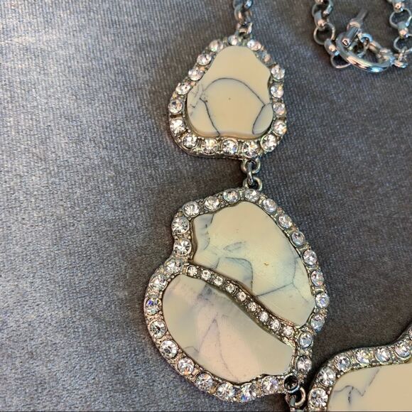 Bebe Cream gray marbled crackled Crystal Rhinestone trimmed chunky necklace - Picture 4 of 9